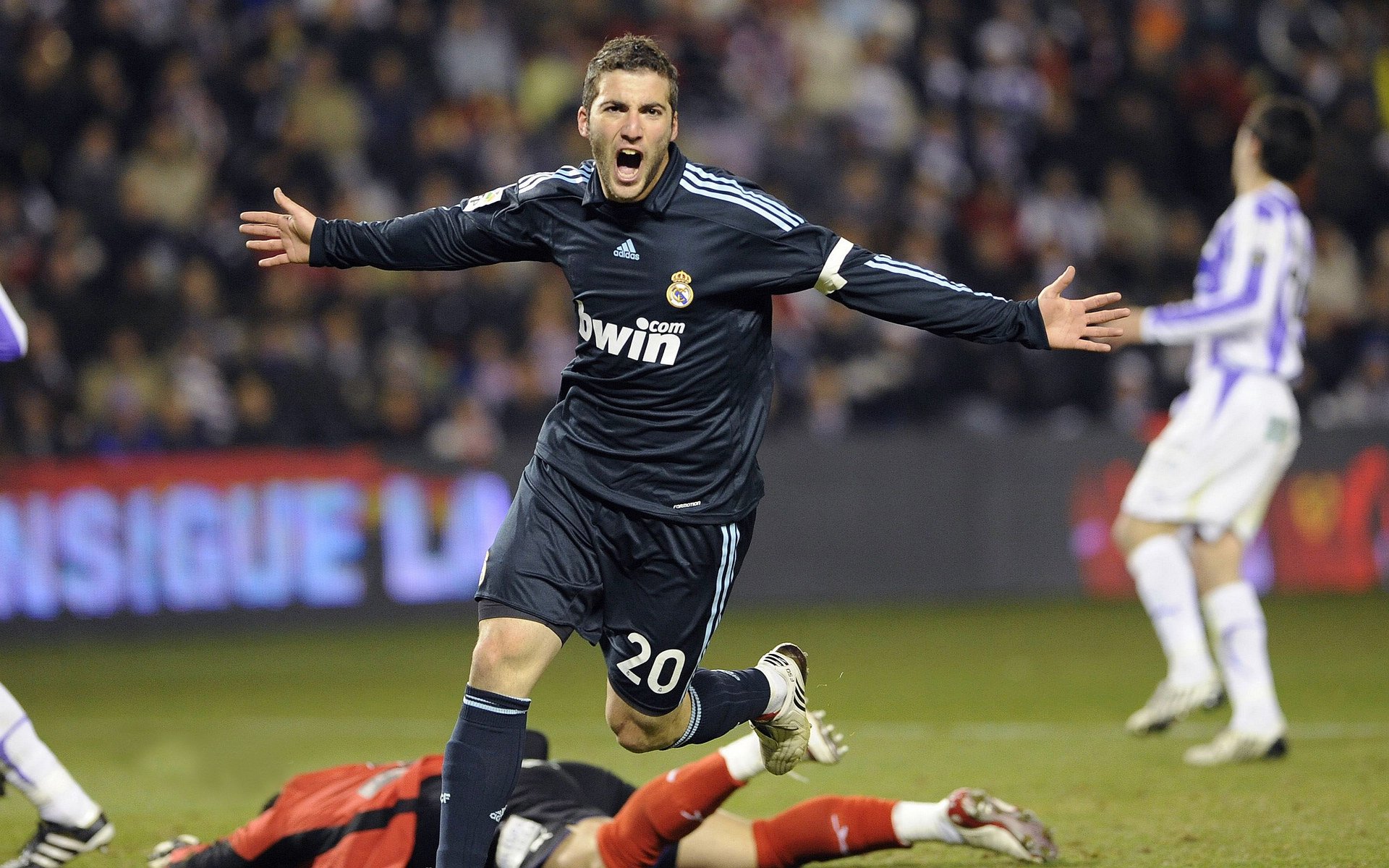 掘金主场优势明显三少配合愈发默契，掘金3巨头