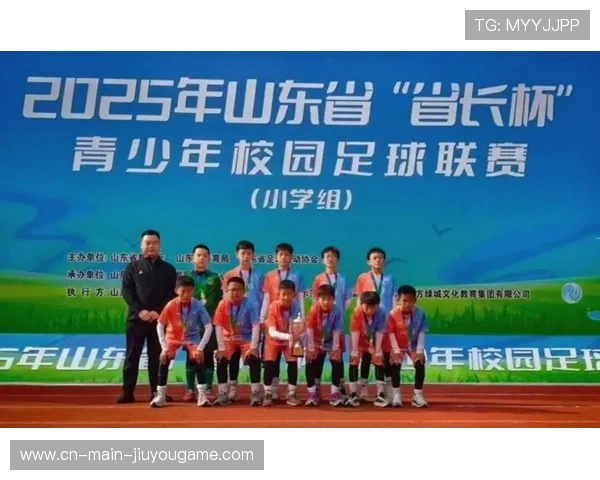 冠军球队球员参与校园足球普及活动助力青训发展，校园足球冠军杯